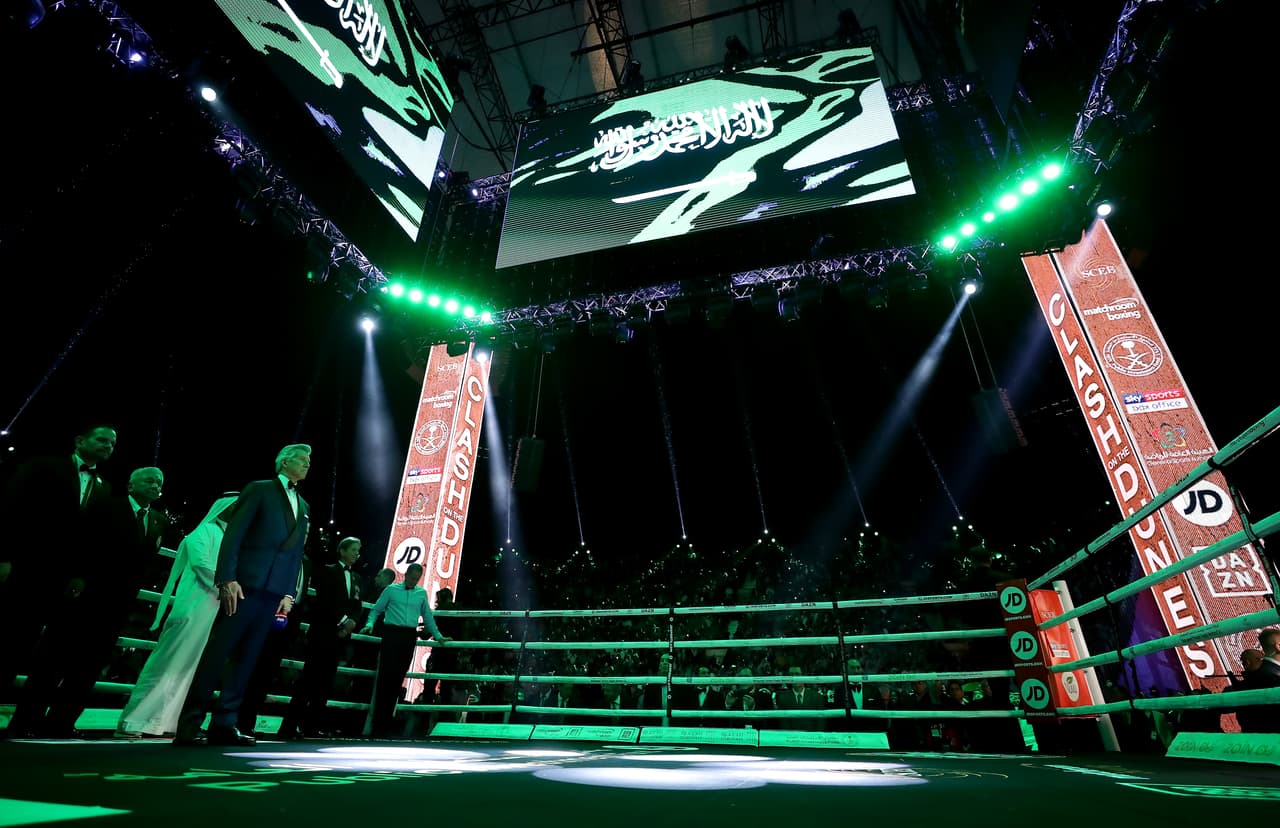 Instante previos a que se presenten los púgiles en el ring