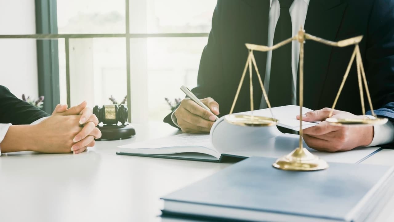 <b>Abogados</b>: el puesto número 23 entre los mejores pagados recae en los abogados. El salario anual puede alcanzar los $152, 130.