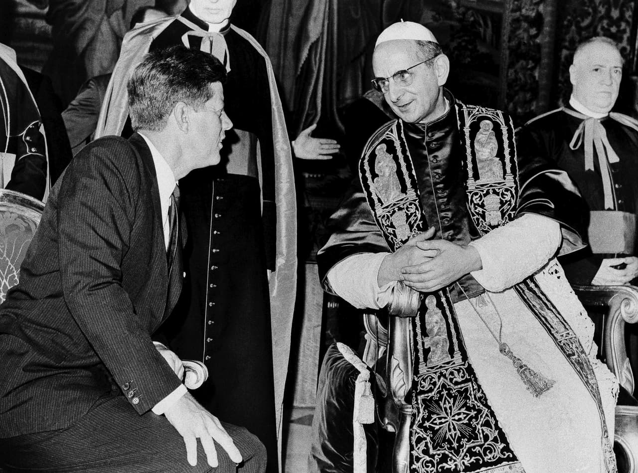 <b>Pablo VI y John Keneddy</b>
<br>
<br>La reunión del 2 de julio de 1963 entre el presidente John Kennedy y el papa Pablo VI en el Vaticano fue histórica: el primer presidente católico de Estados Unidos visitaba al pontífice solo unos días después de su coronación.
<br>
<br>Kennedy, quien fue cuestionado por su religión durante la campaña presidencial en un pais de mayoría protestante, estrechó la mano del Papa en lugar de besar su anillo, como es la práctica habitual de los católicos.
<br>