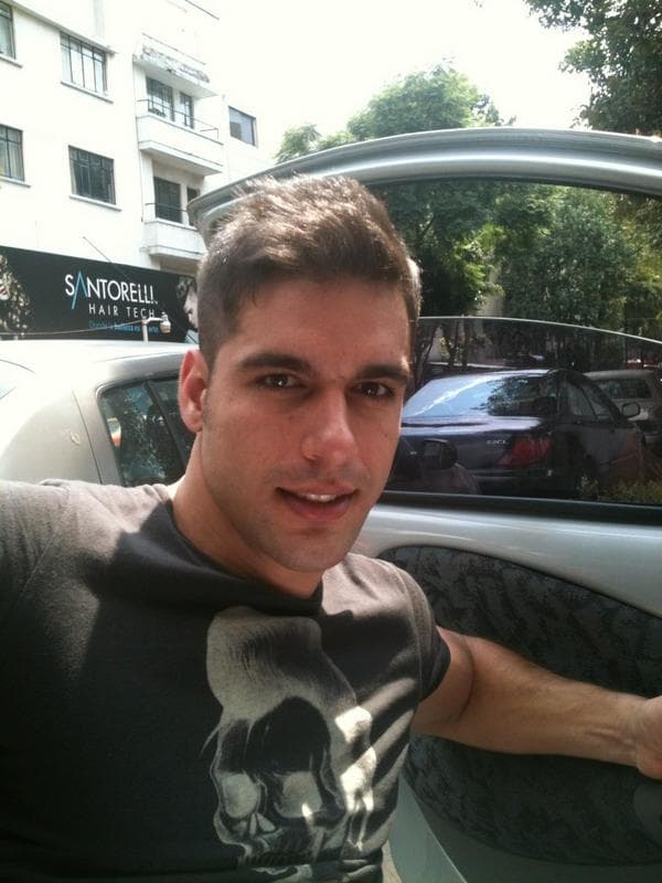 No sólo es guapo, es guapísimo.