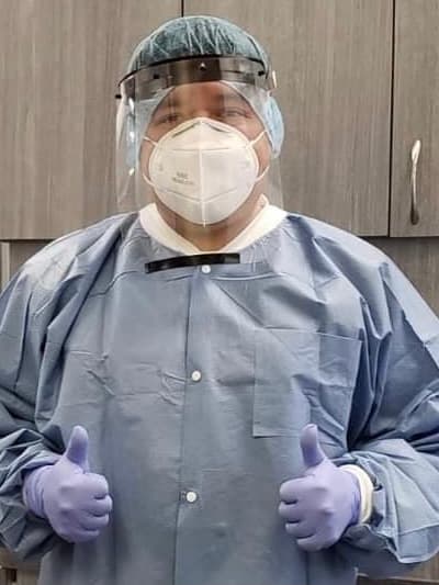 Gerson Bachiller trabaja como asistente dental en Two Rivers Dental en Bolingbrook. Toma todas las precauciones para atender a sus pacientes de forma segura.