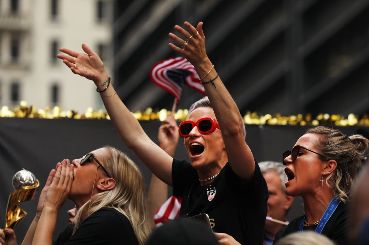 Ali Krieger, Megan Rapinoe y Ashlyn Harris celebran mientras montan en una carroza durante el Desfile de la Victoria del Equipo Nacional de Fútbol Femenino de Estados Unidos a través del Cañón de los Héroes el 10 de julio de 2019 en la ciudad de Nueva York. El equipo derrotó a Holanda 2-0 el domingo en Francia para ganar la Copa Mundial Femenina de 2019. (Foto de Spencer Platt/Getty Images)