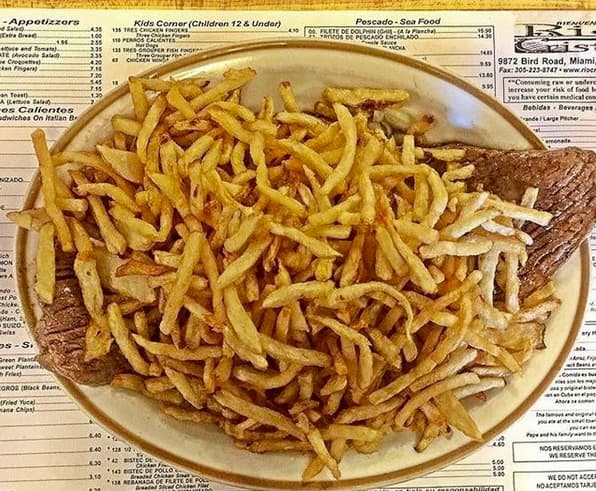 Entre estos se encuentra uno de los más emblemáticos: la palomilla con una montaña de papas fritas.
<br>