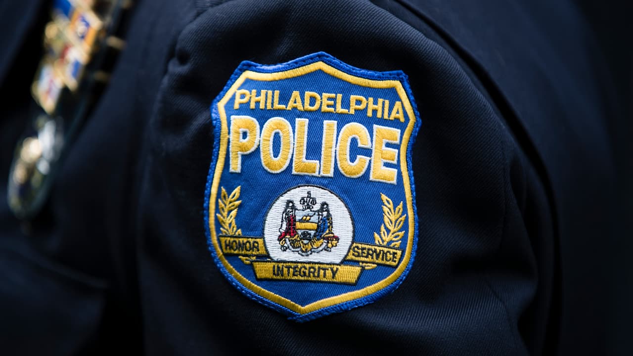 Policía de Filadelfia es detenido tras un tiroteo mortal.