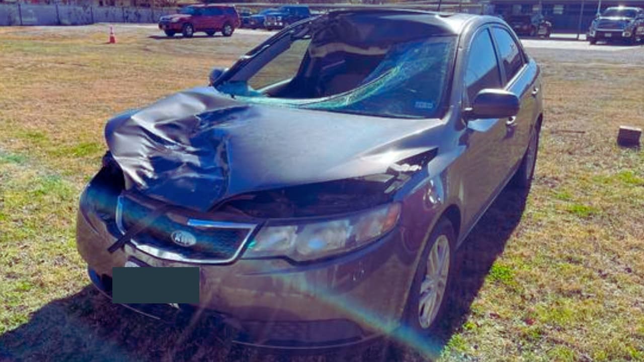 Fotografías muestran el estado del auto tras el presunto atropello de una persona.