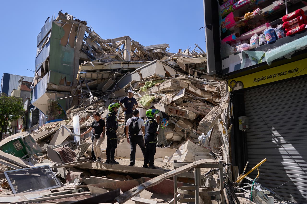 La policía está en búsqueda y rescate en un edificio dañado tras el terremoto que azotó Pereira, Colombia