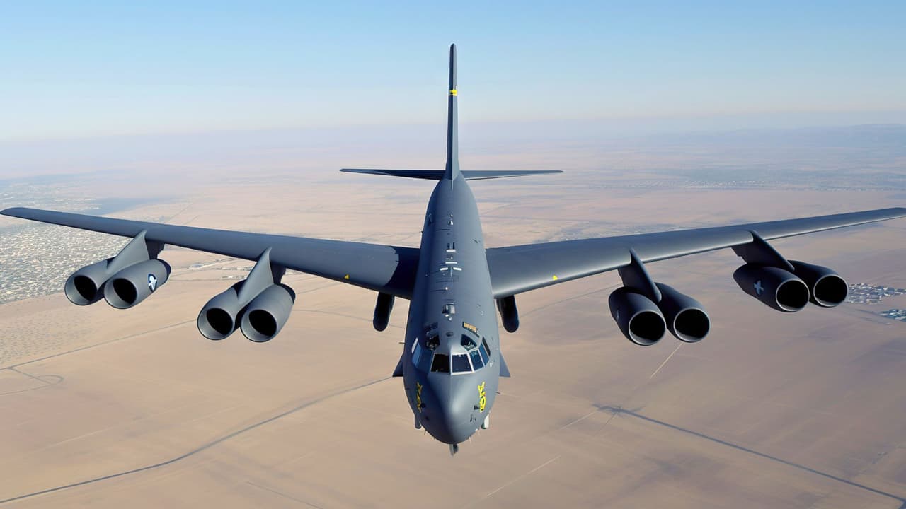 Autoridades advirtieron que residentes de Texas
<b>podrían escuchar fuertes explosiones o vibraciones esta semana debido a ejercicios militares con bombarderos B 52</b> en el área de entrenamiento de Fort Hood y zonas cercanas.
<br>Las prácticas están programadas
<b> entre las 10 de la mañana y las 2 de la tarde del 9 al 12 de marzo.</b>
<br>El aviso fue publicado por la ciudad de Belton, ubicada al sur de Dallas y cerca de Killeen y Temple, para
<b>evitar alarma entre los residentes si escuchan estruendos durante esos horarios. </b>
<br>Según Fort Hood Media Center, el entrenamiento
<b> será realizado por el 20th Bomb Squadron,</b> una unidad de la Fuerza Aérea con base en Barksdale Air Force Base, en Louisiana.
<br>Los ejercicios incluyen el uso de bombarderos B 52 Stratofortress
<b>y la liberación de municiones de 500 libras dentro de zonas de entrenamiento controladas.</b>
<br>Autoridades indicaron que
<b>se trata de prácticas programadas para mantener la preparación de las tripulaciones.</b>