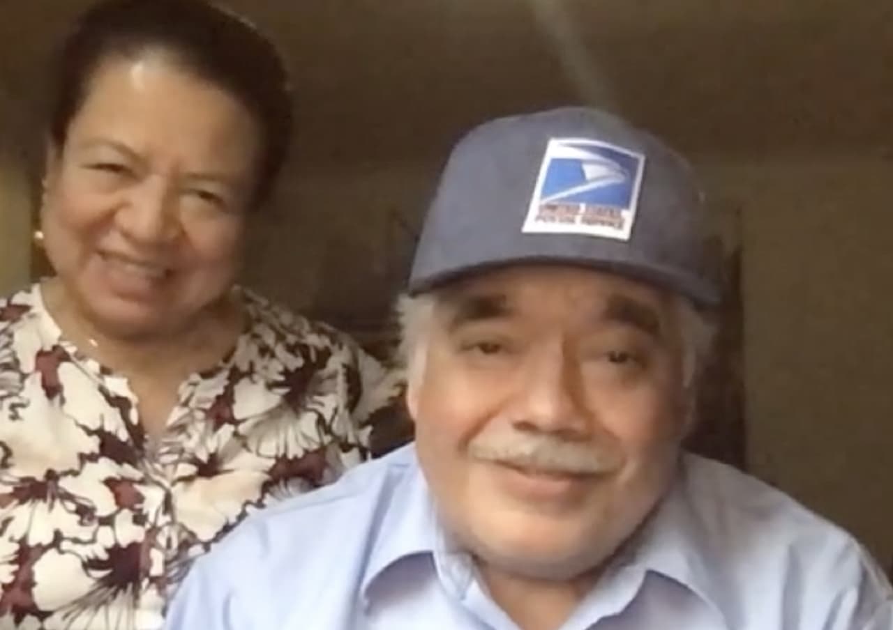 Héroes en la crisis de coronavirus: este hispano tiene 70 años y continúa trabajando como repartidor