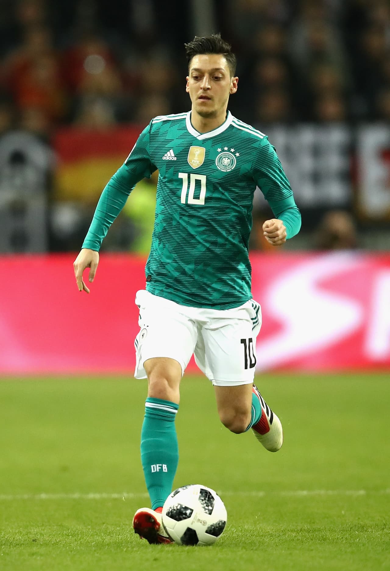 10-
<b>Mesut Özil (5)</b>. Otro que no apareció mucho. Chispazos, apenas suficientes para poner algunos balones filtrados. Le faltó continuidad, Alemania lo necesita más activo.
<br>