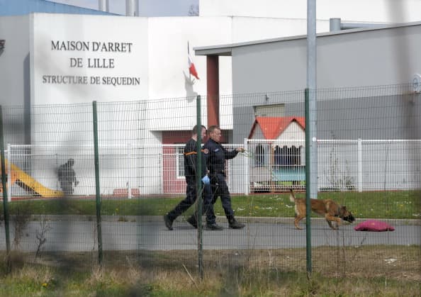 Usaron perros para las pesquisas en los alrededores de la cárcel, en 2013.