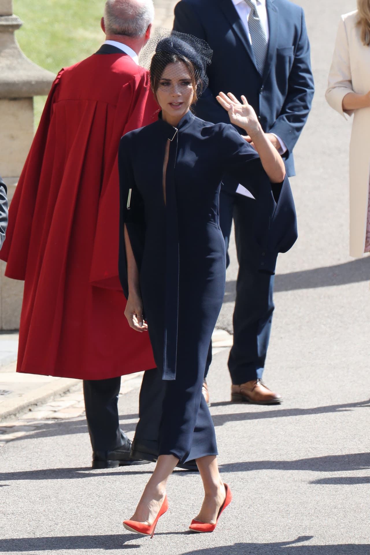 Lo cierto es que las opiniones estuvieron divididas: la revista
<b>Harper’s Bazaar</b>, también la bautizó como “
<a href="https://www.harpersbazaar.com/es/famosas/el-estilo-de/a20751850/boda-real-meghan-harry-victoria-beckham-vestido-invitada/ ">la invitada perfecta</a>”. Al final, la empresaria salió ganando.