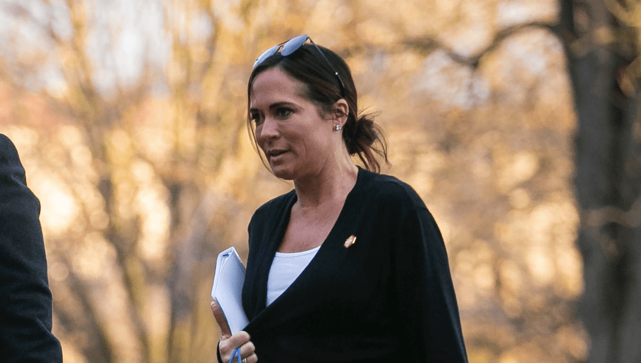 <b>Stephanie Grisham, </b>jefa de prensa de la
<a href="https://www.univision.com/temas/casa-blanca">Casa Blanca</a>. Abandonó el cargo 7 de abril de 2020, cuando todavía no había ofrecido una sola conferencia de prensa. Fue traída del equipo de la Primera Dama para sustituir a
<a href="https://www.univision.com/search?q=sarah-huckabee-sanders"><u>Sarah Huckabee Sanders</u></a>, pero
<a href="https://www.univision.com/temas/melania-trump">Melania Trump </a>anunció que volverá a ser su portavoz y jefa de gabinete.