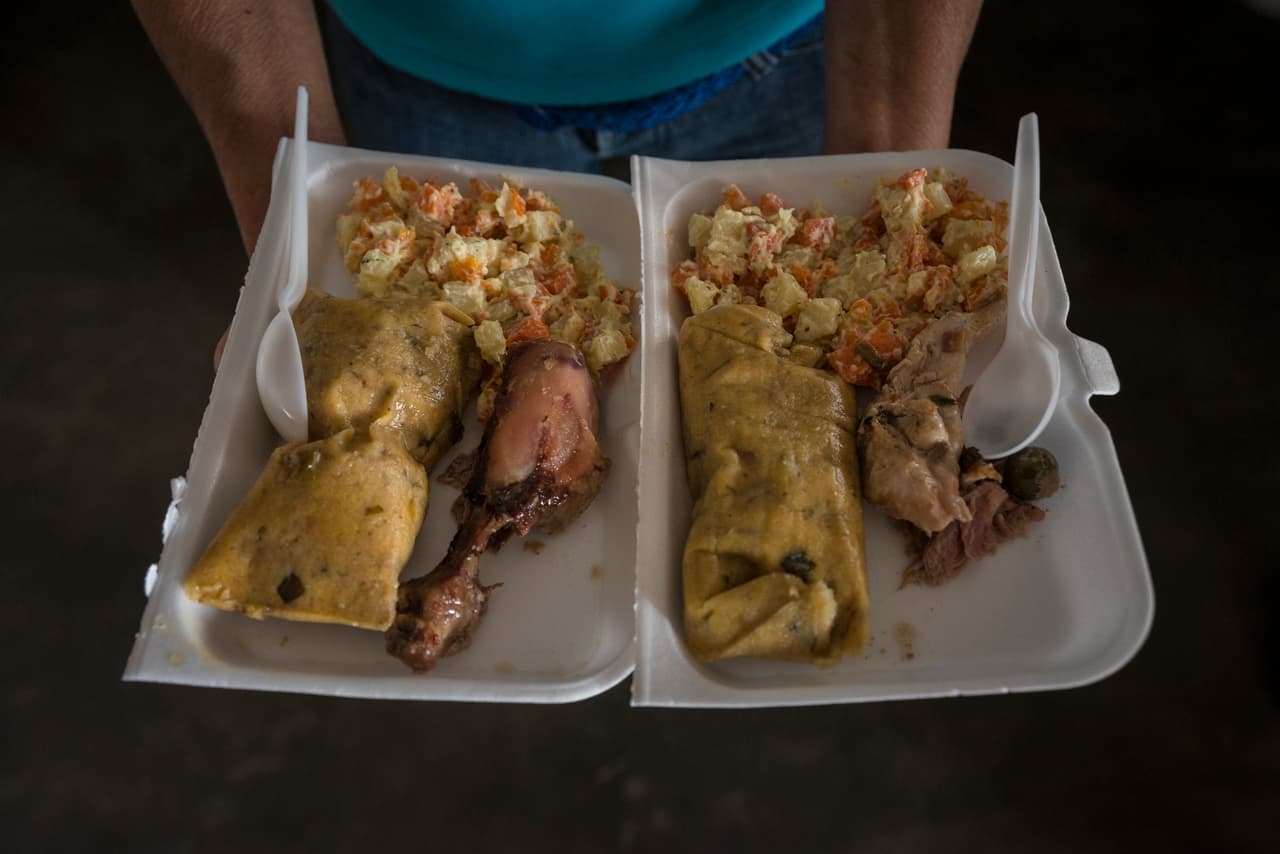 Este es plato navideño que lograron ensamblar este año para los que acuden al comedor con las donaciones que reciben. "Nuestro propósito es alegrar un poco a las familias en estos días de fiesta. Esto es posible porque hay muchas personas que nos apoyan y que han donado los zapatos y para comprar los ingredientes para preparar los panes de jamón que estamos entregando a las familias".
<br>