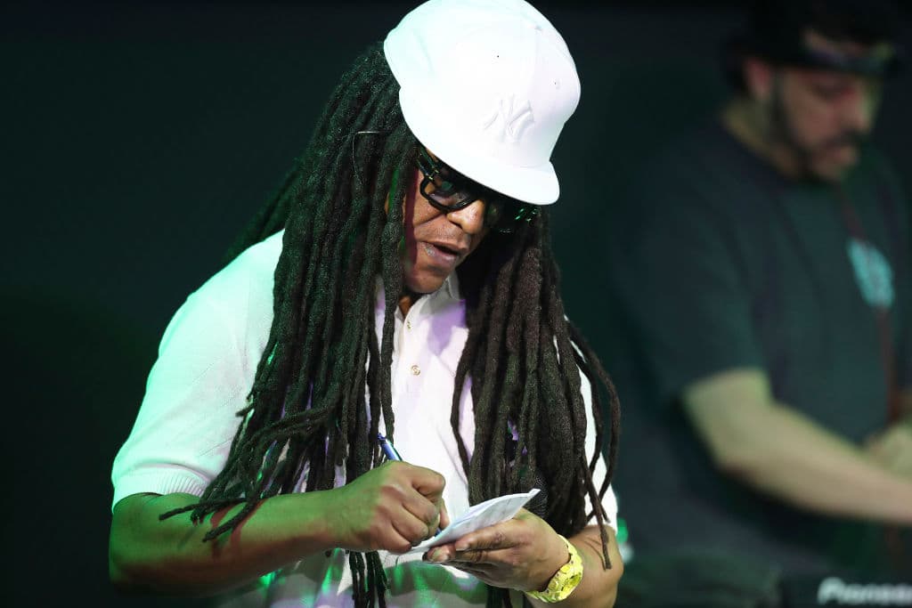 <b>Tego Calderón</b> cantó en colaboración con
<b>Cypress Hill</b> "prende la mota" en el recordado tema '
<b><a href="https://www.youtube.com/watch?v=TRIRWo__ghw" target="_blank">Latin thugs</a></b>'. Aunque la canción más representativa del boricua es '
<b><a href="https://www.youtube.com/watch?v=F34Nb0HaBno" target="_blank">Bonsai</a></b>', tema en el que le canta a la 'mari'.