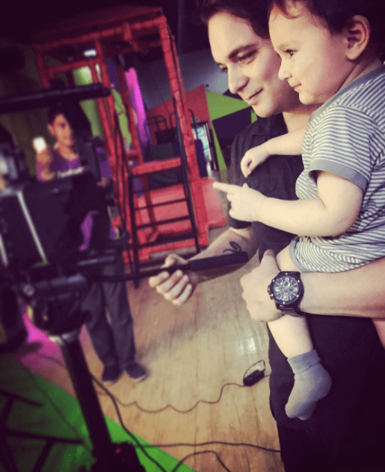 El actor ha publicado algunas fotografías con su hijo, quien en repetidas ocasiones lo ha acompañado al trabajo.