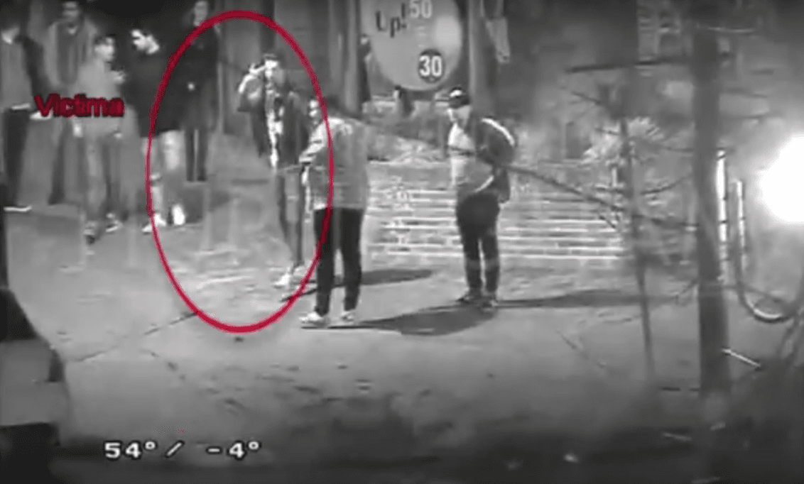 Espíndola empieza a tener una discusión acalorada, donde hay gestos amenazantes.