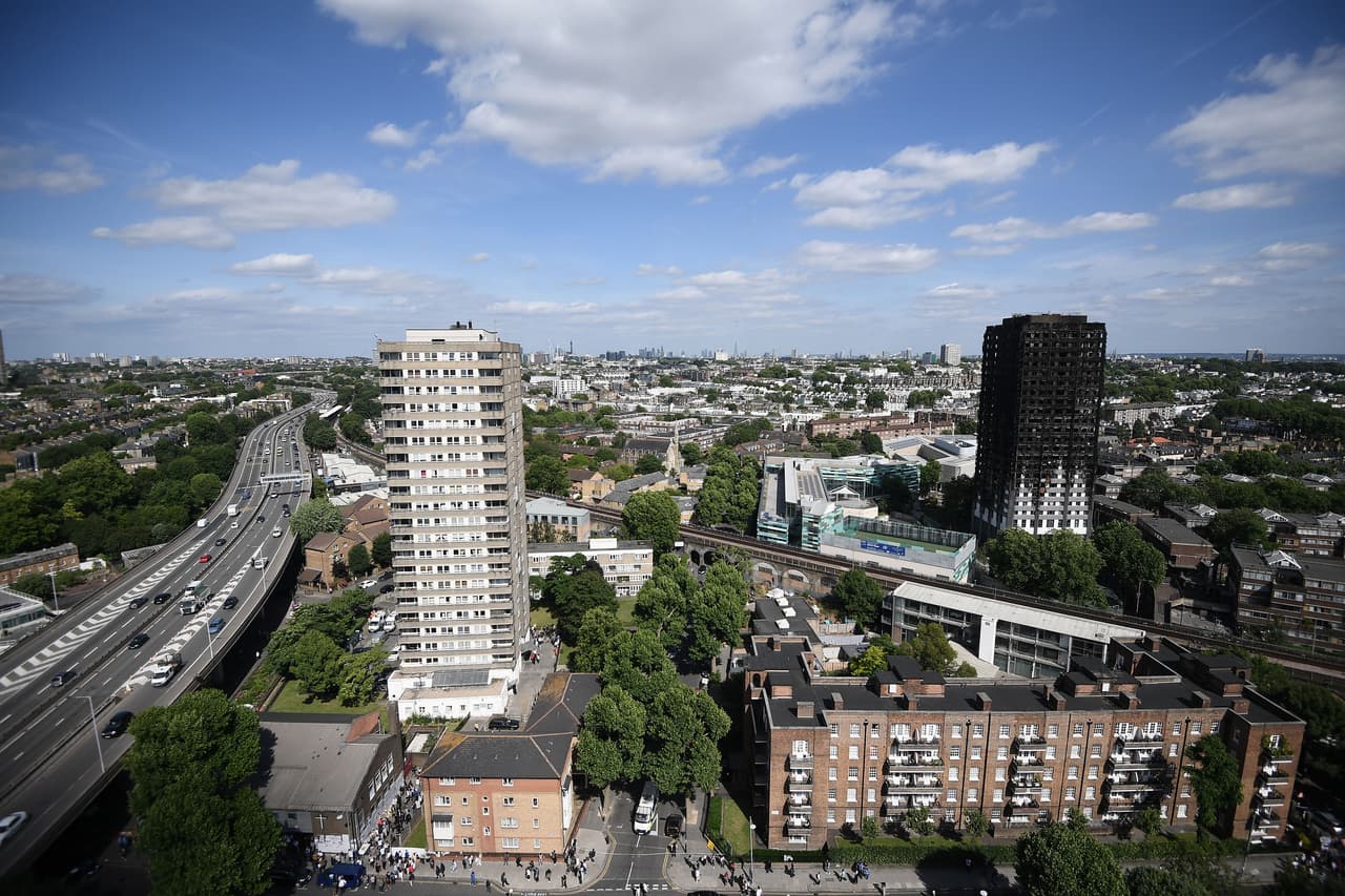La Torre esta ubicada en el rico distrito de Kensigton y Chelsea. Las razones del incendio aún son investigadas policía, aunque parecen indicar a que no fue una acción deliberada.