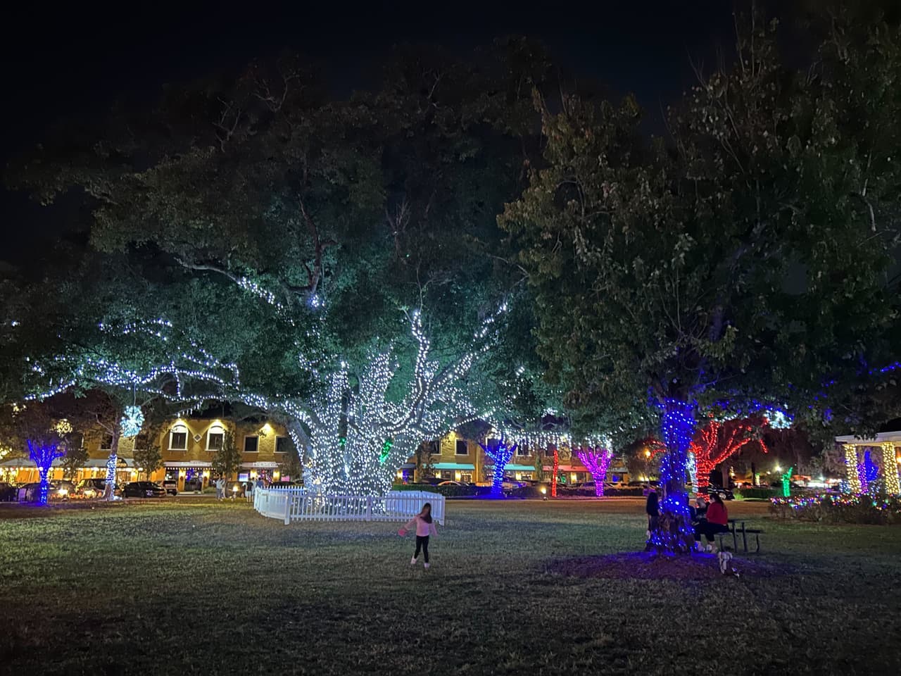 En varios lugares de la plaza hay bancos para sentarse a descansar e incluso sillas tipo playeras para sentarse a conversar y disfrutar un rato agradable.
