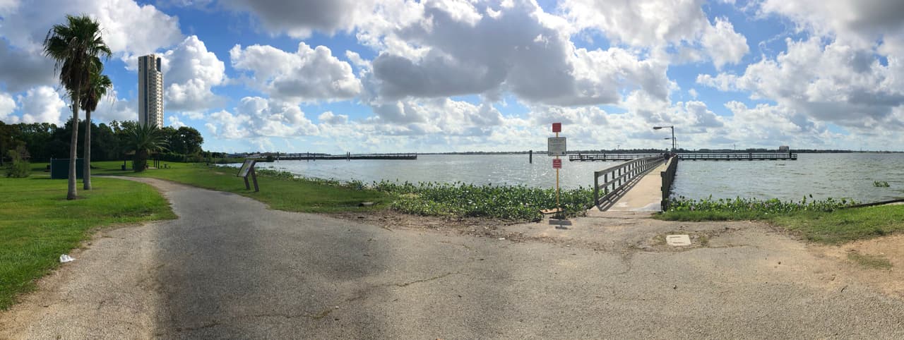 Palmeras, agua, muelle: el parque es un espacio perfecto para solo relajarse y disfrutar el paisaje marino. Al fondo, en el lado izquierdo, se aprecia el lujoso edificio de condominios Endeavour Clear Lake.