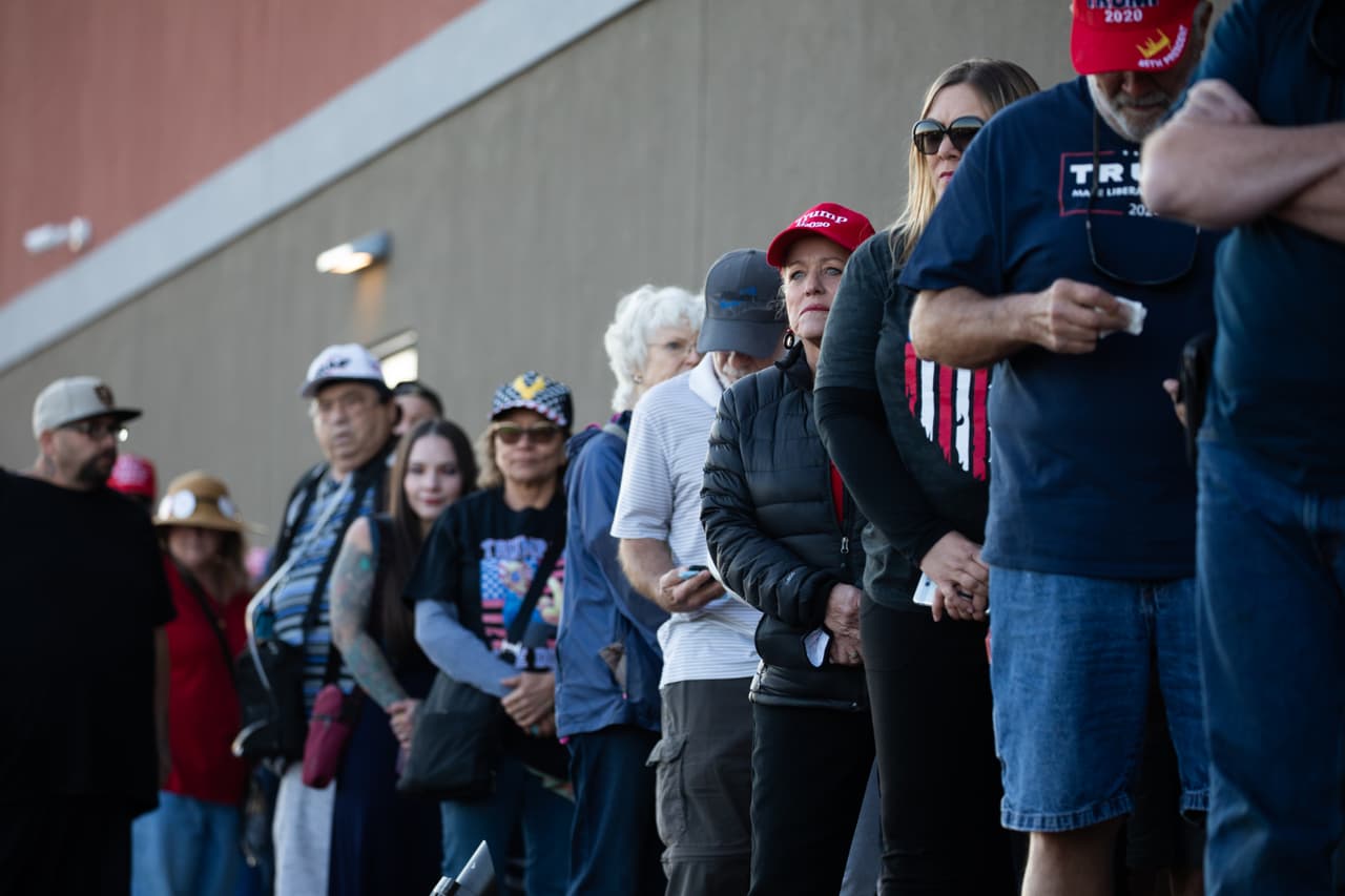 Seguidores de Trump en Prescott esperan para abordar un bus que los llevara al evento. Trump busca solidificar su presencia en Arizona cuando las encuestas muestran muy poca diferencia con el candidato demócrata Joe Biden.