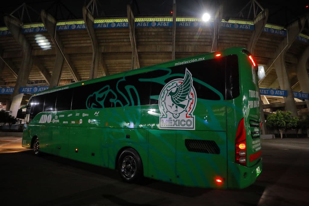 Con un espectáculo repleto de luces, rayos láser y bailes, la Federación Mexicana de Futbol presentó el nuevo logotipo o escudo que portarán las nuevas generaciones de futbolistas.