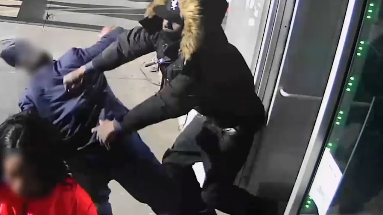 Buscan a un hombre por empujar violentamente a un anciano de 81 años en Brooklyn