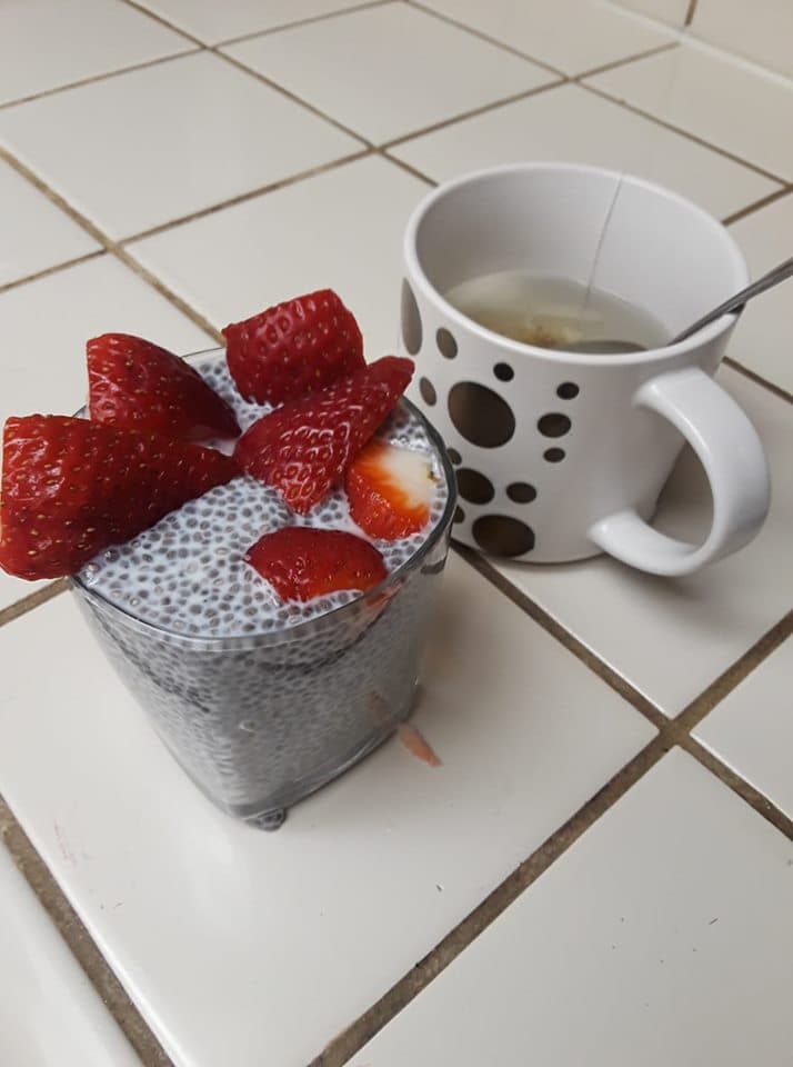 <b>Preparación</b>
<br>En un tazón mediano mezcla todos los ingredientes excepto la fruta.
<br>Déjalo en la nevera de 4 a 6 horas o toda la noche.
<br>Decóralo al servir con la fruta previamente picada.
<br>
<b>Tiempo de preparación: 15 minutos</b>
<br>
<b>Porciones por receta: 4</b>