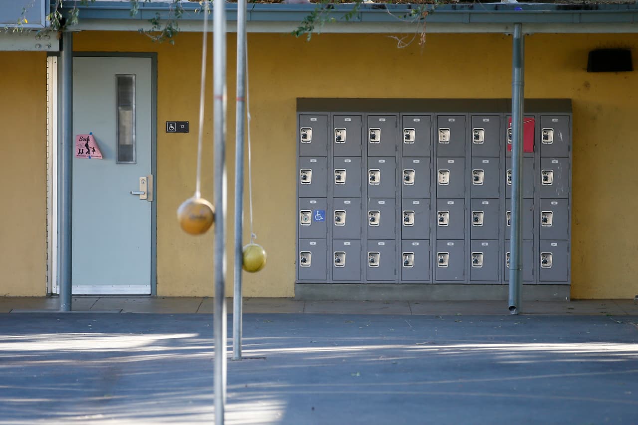Un pasillo de la Escuela Primaria Hesby Oaks está vacía mientras permanece cerrada por la emergencia.