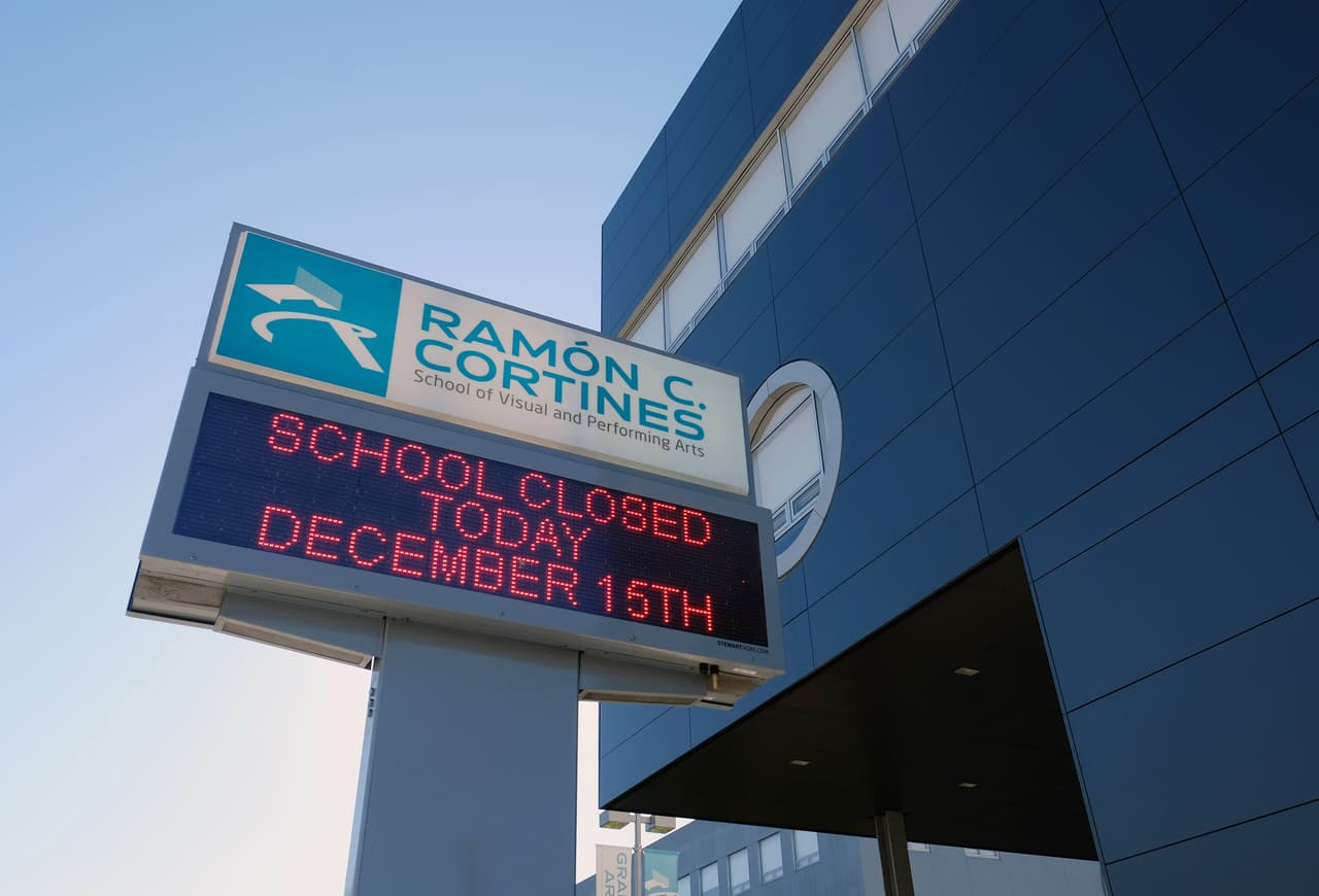 Esta señal le indica a los estudiantes de la escuela de artes visuales que está cerrada.