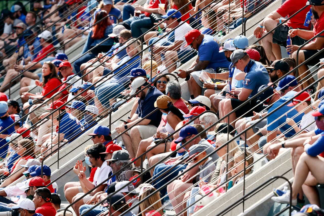 Los 37,238 asistentes llenaron el estadio Globe Life Field para presenciar el Blue Jays vs. Rangers Texas en tiempos de coronavirus.