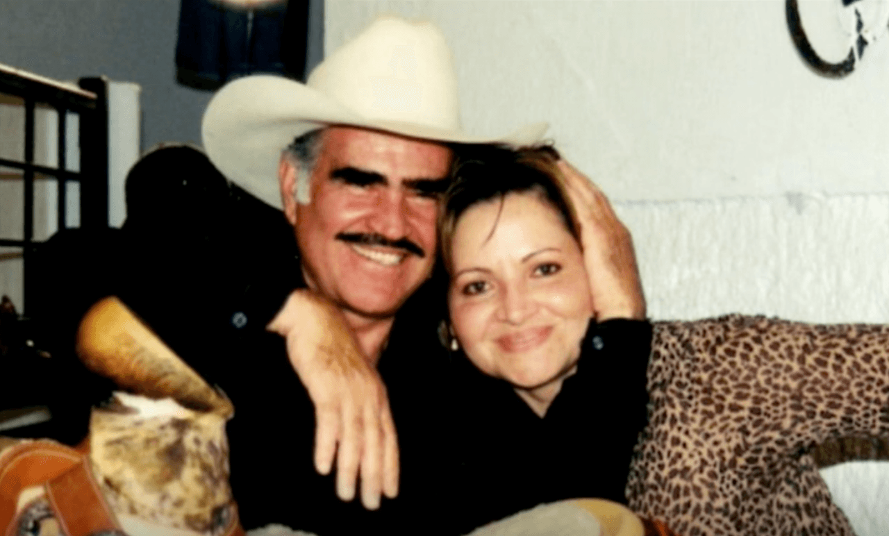 <a href="https://www.univision.com/temas/vicente-fernandez">Vicente Fernández</a> ya estaba consagrado en su carrera en la década de los 90s. Sin embargo,
<a href="https://www.univision.com/temas/maria-elena-nava">María Elena Nava</a>, la directora de programación de la estación de Univision Radio K-Love en Los Ángeles sintió que las nuevas generaciones de inmigrantes debían conocerlo.