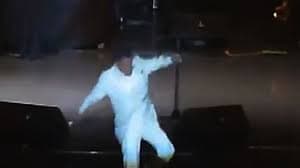 José José dio un paso en falso y cayó metro y medio de una tarima cuando intentaba saludar a una de sus seguidoras.