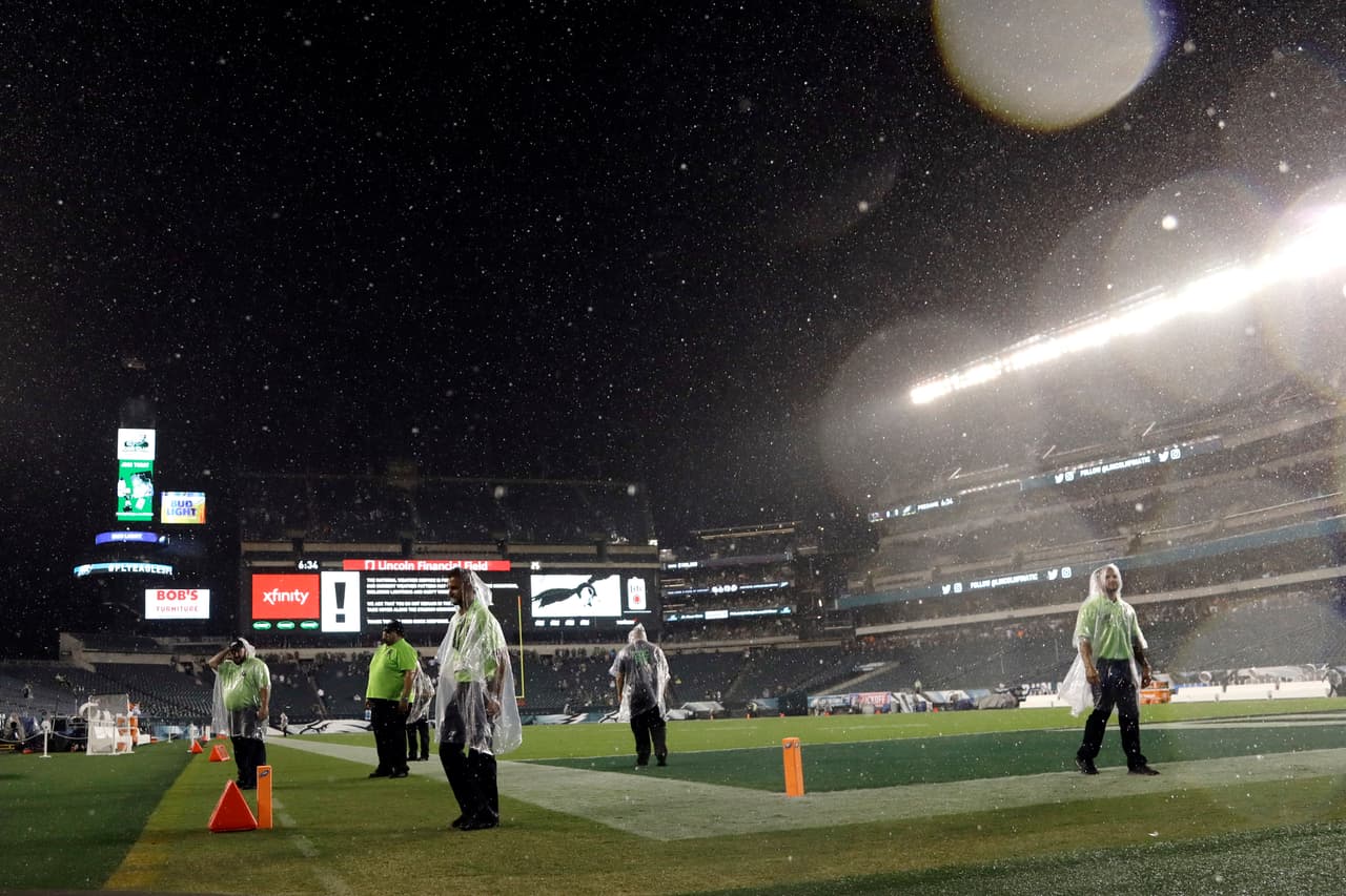 El juego comenzó a las 8:55 tiempo del Este de los Estados Unidos debido a las inclemencias del tiempo. Mientras tanto, la lluvia hizo de las suyas en el Lincoln Financial Field.