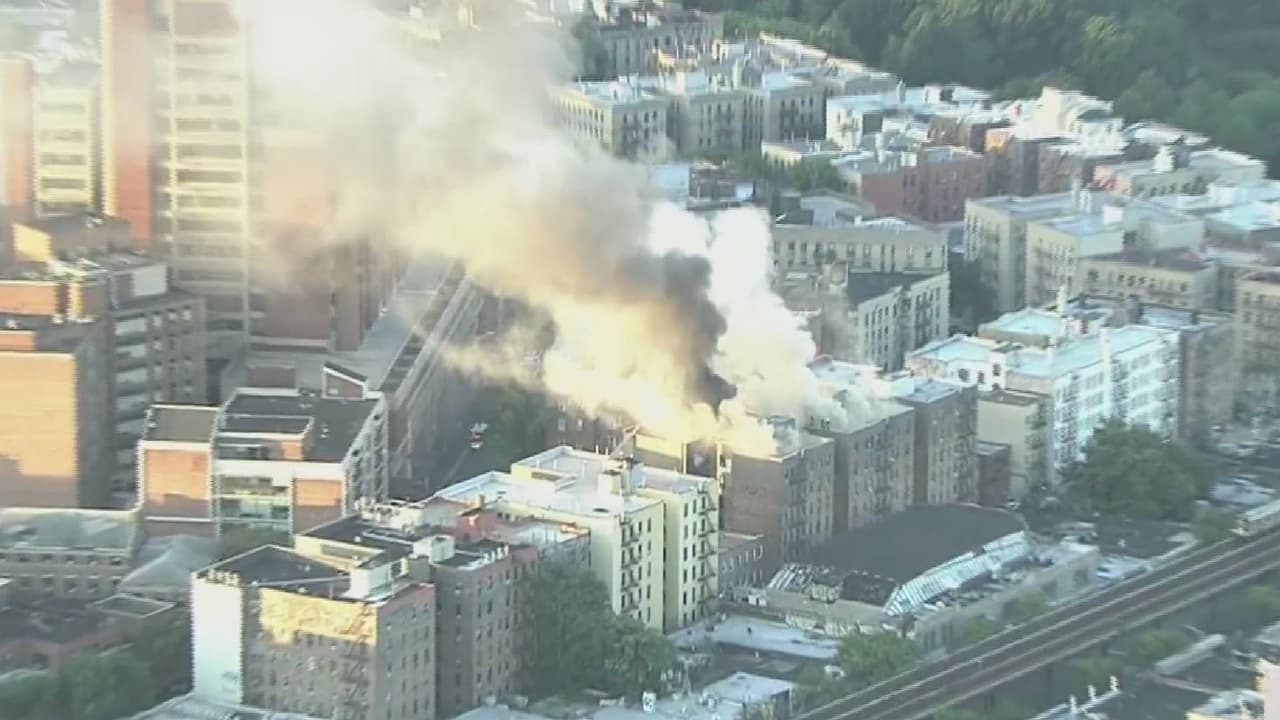 Incendio de cuatro alarmas consume edificio de apartamentos en el Bronx; hay dos heridos