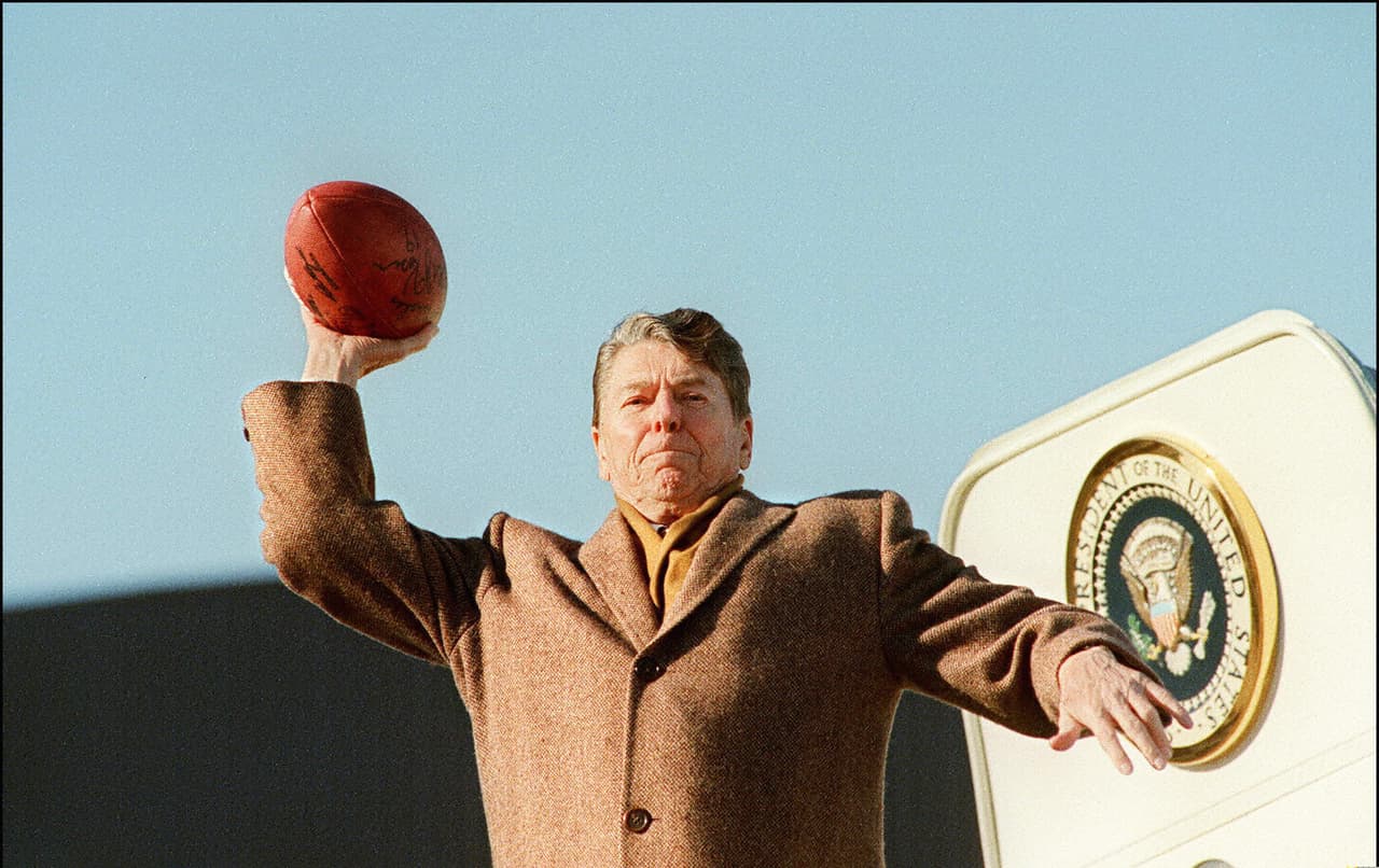 <b>Sin modificaciones.</b> En los dos mandatos de Ronald Reagan no hubo grandes cambios para el Air Force One, tan solo el comienzo de la fabricación de los actuales Boeing 747. Fotografía de 1988.