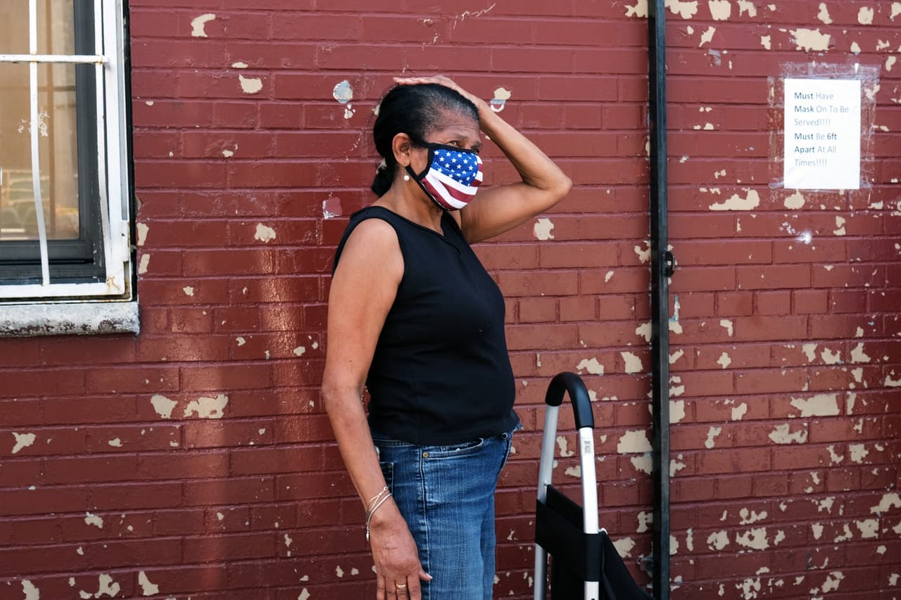 Una mujer espera en la fila mientras se distribuye la comida en la Iglesia Adventista del Séptimo Día en el distrito de Brooklyn de la ciudad de Nueva York.