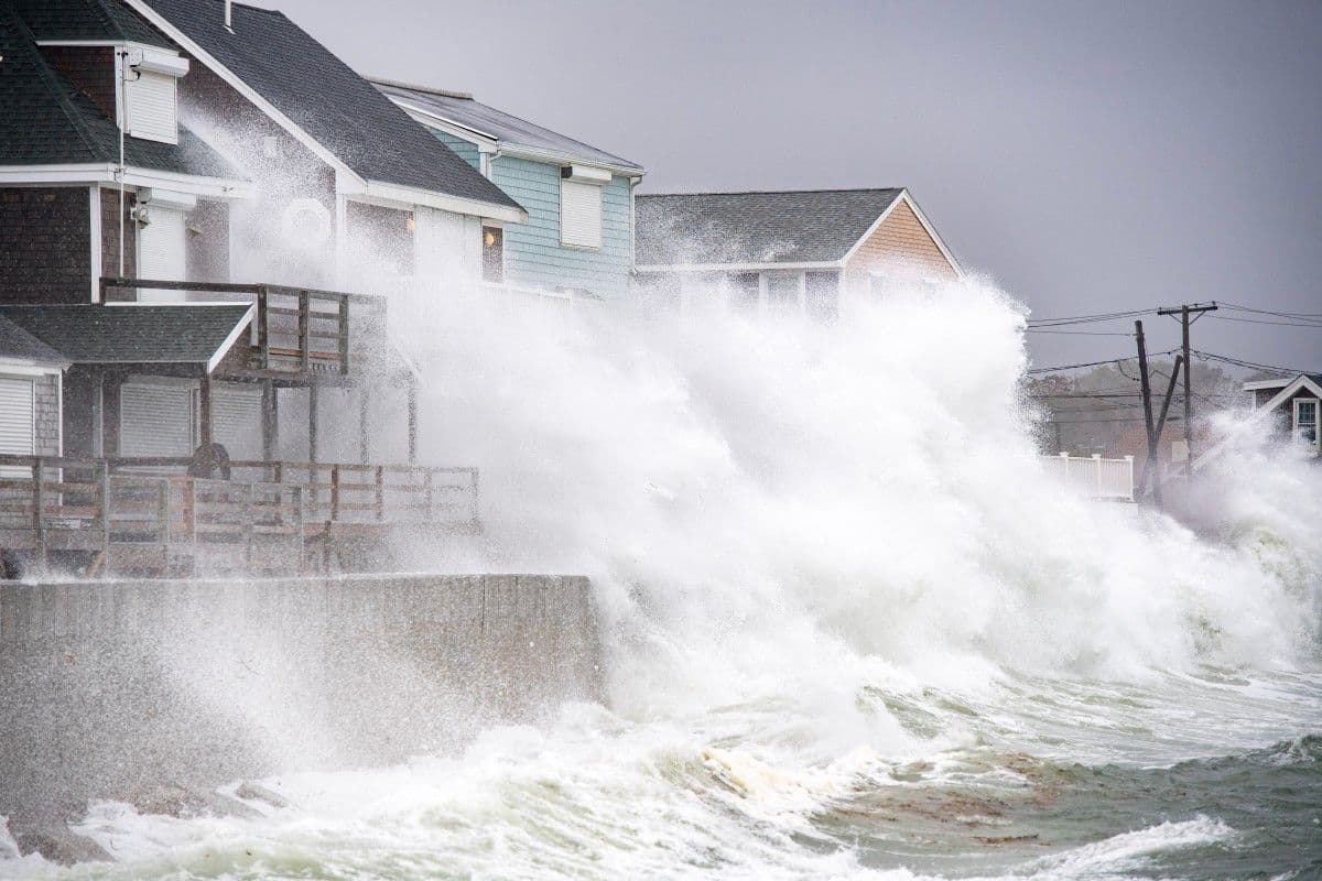 Las olas azotan la costa mientras sube la marea durante una tormenta Nor'Easter en Scituate, Massachusetts, el 26 de septiembre de 2026.
