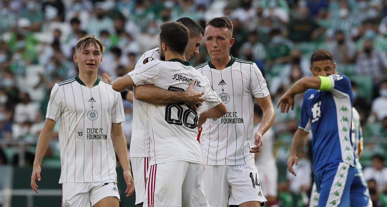 El Real Betis remonta y gana el partido ante el Celtic 4-3, enla primera jornada de la fase de grupos de la Liga Europa que se llevó a cabo en el Benito Villamarín de Sevilla. Albian Ajeti (13') y Josic Juranovic (27') ponían arriba al equipo visitante, pero los béticos reaccionaron y fueron Juan Miranda, Juanmi Jimenez con doblete y Borja Iglesias quienes le dieron la victoria al local. Tony Ralston le dio el tercero al 87'.