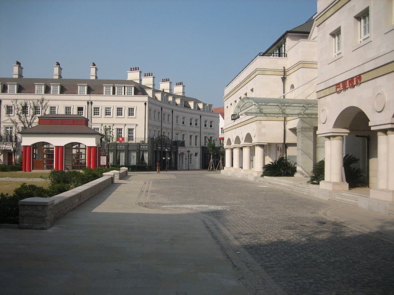 <b>Thames Town (China)</b>
<br>Esta ciudad en la provincia de Songjiang, en China, simula ser una ciudad británica, como indica su nombre (Thames, o Támesis en español, es el río que cruza Londres). Su arquitectura es la tradicional británica, que incluye pubs y las clásicas cabinas de teléfono de color rojo. Un extraño pedazo de Inglaterra en medio de Asia.