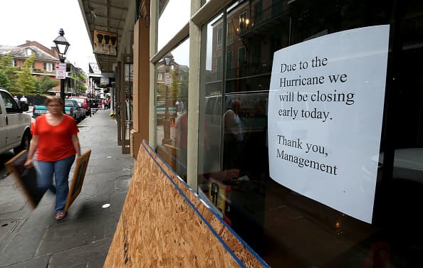 Locales comerciales toman medidas de cierres temporales. El toque de queda en Nueva Orleans comienza a las 7 pm.