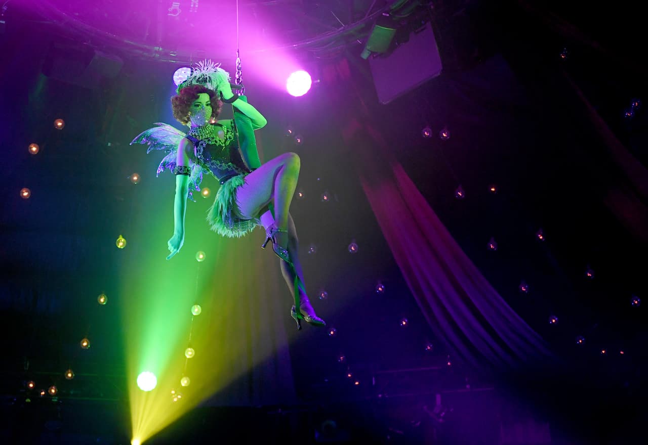 Todos los artistas usan máscaras, lo que no parece ser un obstáculo para los que tienen actuaciones acrobáticas.