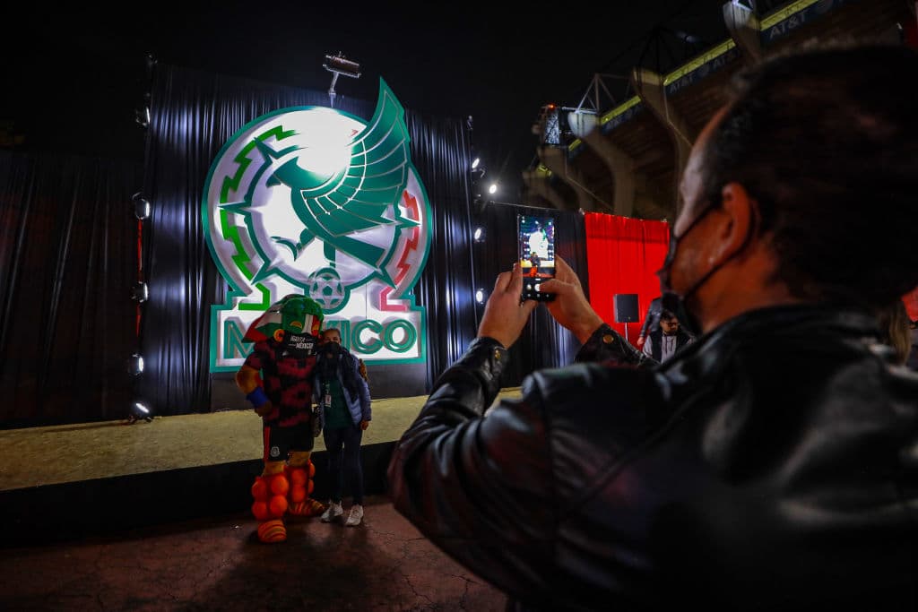 Con un espectáculo repleto de luces, rayos láser y bailes, la Federación Mexicana de Futbol presentó el nuevo logotipo o escudo que portarán las nuevas generaciones de futbolistas.