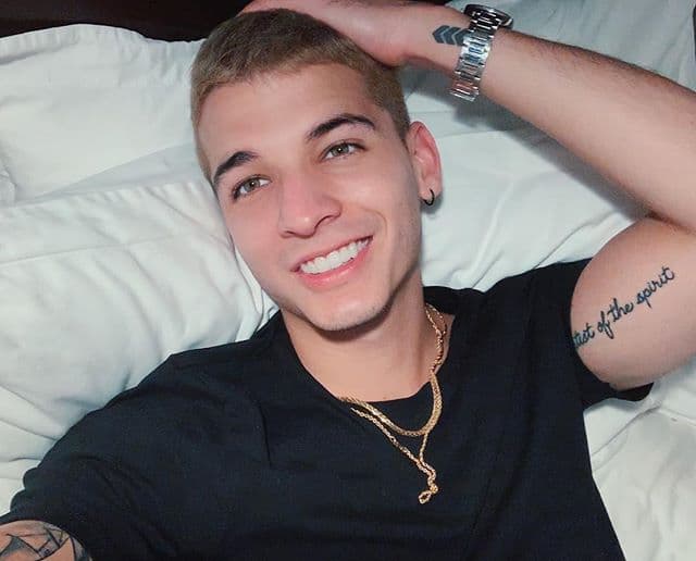 El cantante y 'youtuber' Legarda murió la tarde del 7 de febrero al recibir un
<b> <a href="https://www.univision.com/entretenimiento/asesinan-al-cantante-legarda-novio-de-la-youtuber-luisa-fernanda-w-durante-un-asalto-bancario">impacto de bala en la cabeza</a></b> cuando transitaba por una avenida de Medellín, Colombia.
<br>