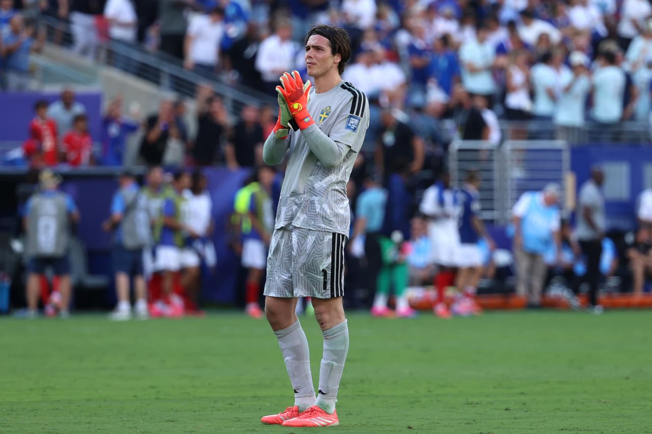 El portero de Suecia, Jacob Widell Zetterstrom (1), reacciona tras el partido de dieciseisavos de final de la Copa del Mundo de fútbol entre Francia y Suecia en East Rutherford, Nueva Jersey, cerca de Nueva York, el martes 30 de junio de 2026.