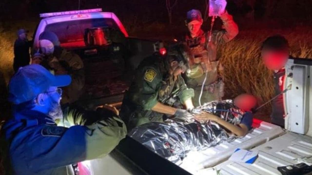 Inmigrante indocumentada da a luz en un camino de tierra con la ayuda de la Patrulla Fronteriza