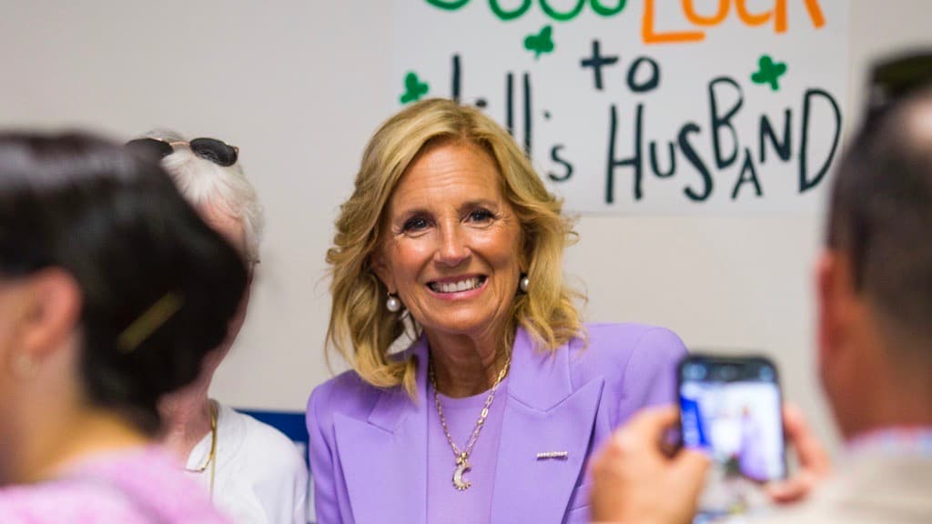 La primera dama Jill Biden posa para fotografías con voluntarios y partidarios de la campaña de Virginia Beach el jueves 27 de junio de 2024 en Virginia Beach, Virginia, antes de viajar a Atlanta para acompañar al presidente Joe Biden en el debate contra su oponente, el expresidente Donald Trump.