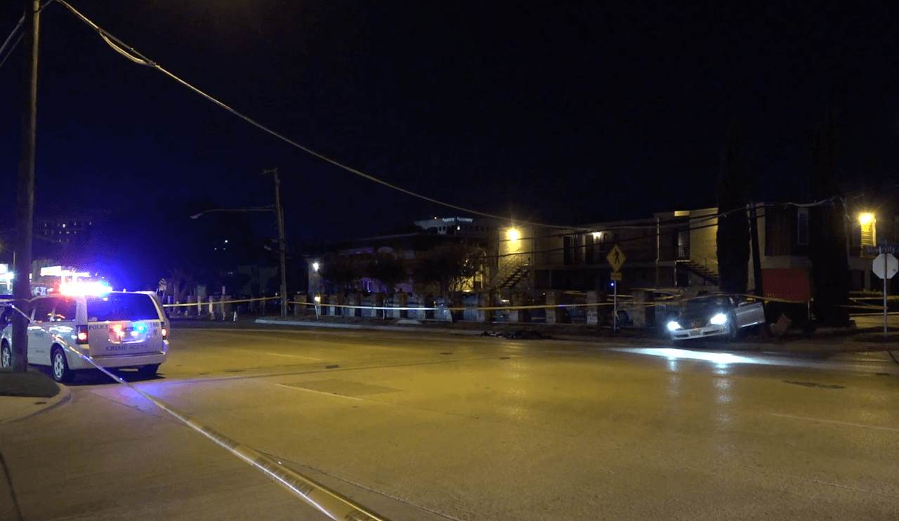 Se cree que el modelo más antiguo Lexus viajaba hacia el oeste a través de la Avenida Universidad cuando chocó con el modelo Lexus más nuevo.
<br>