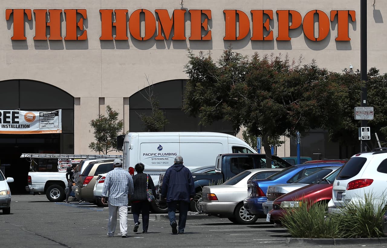 Volksy dijo que
<i>Guns Down America</i> contactó a todas las compañías incluidas en la lista a principios de noviembre, informándoles sobre sus puntajes e invitándolos a entablar una conversación sobre cómo mejorarlos. Hasta ahora, dijo, ninguna ha respondido. Home Depot, que obtuvo una F,
<b>permite armas de fuego en sus tiendas</b>, donde es legal hacerlo porque se basa en la decisión de los funcionarios locales electos. La coalición basó su puntaje, entre otros elementos, en que esta compañía ha donado unos $469,500 a la NRA a través de políticos.