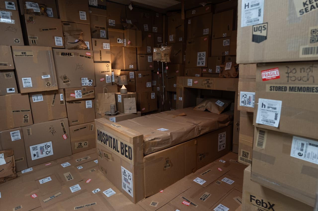 La instalación "Delivered" del artista Heriberto Gomes se exhibe durante la exposición "Hospital de las Emociones" en un antiguo edificio hospitalario de Los Ángeles, el miércoles 22 de julio de 2026. (Foto AP/Jae C. Hong)