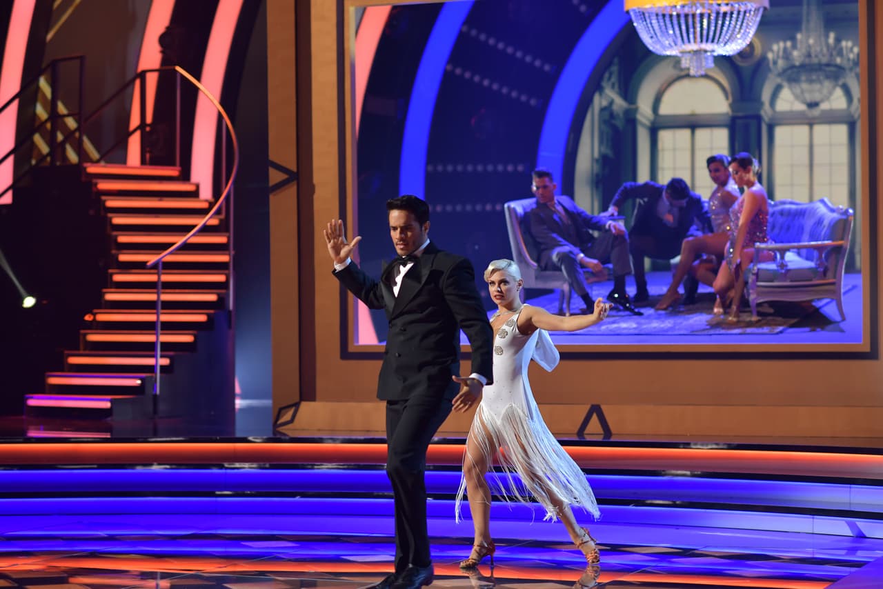 Durante la segunda gala, el participante se enfrentó a
<a href="http://www.univision.com/shows/mira-quien-baila/marlene-vs-ektor-el-raton-se-comio-a-la-gata-a-ritmo-de-tango-video">un duelo de tango con Marlene Favela.</a>